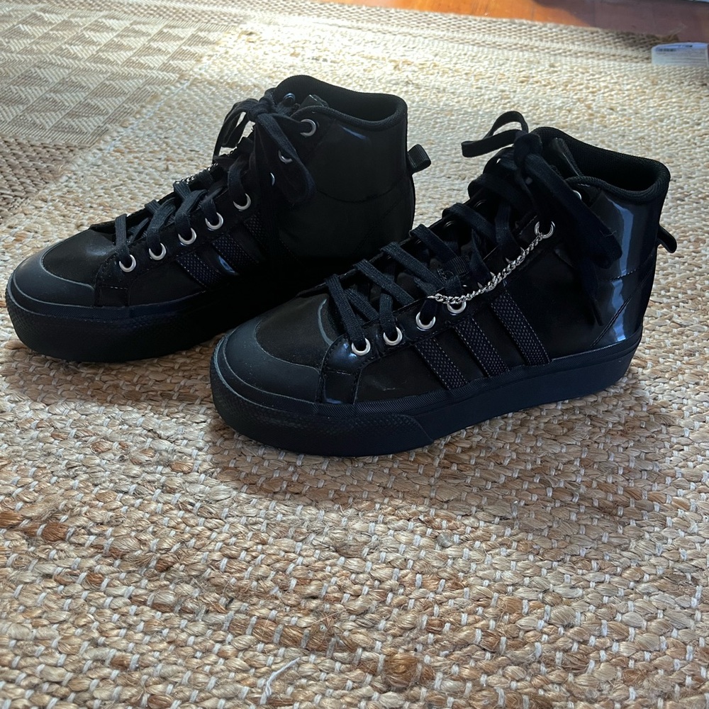Sleek Black High-Top Sneakers with Rubber Sole